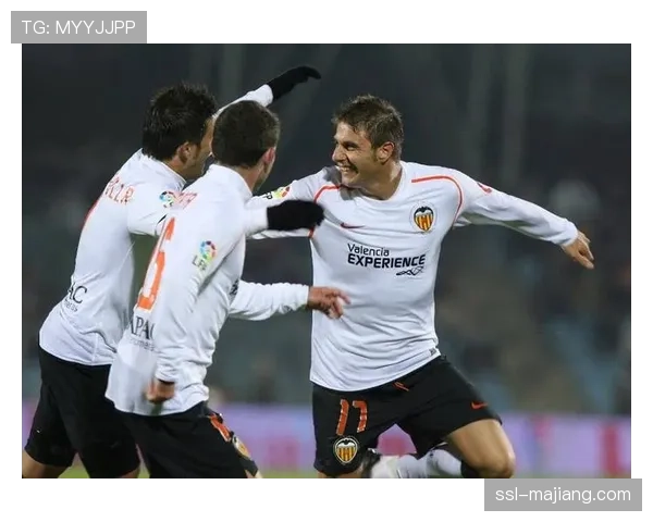 特写瞬间：贝蒂斯老将华金替补登场，接受主场观众起立致敬